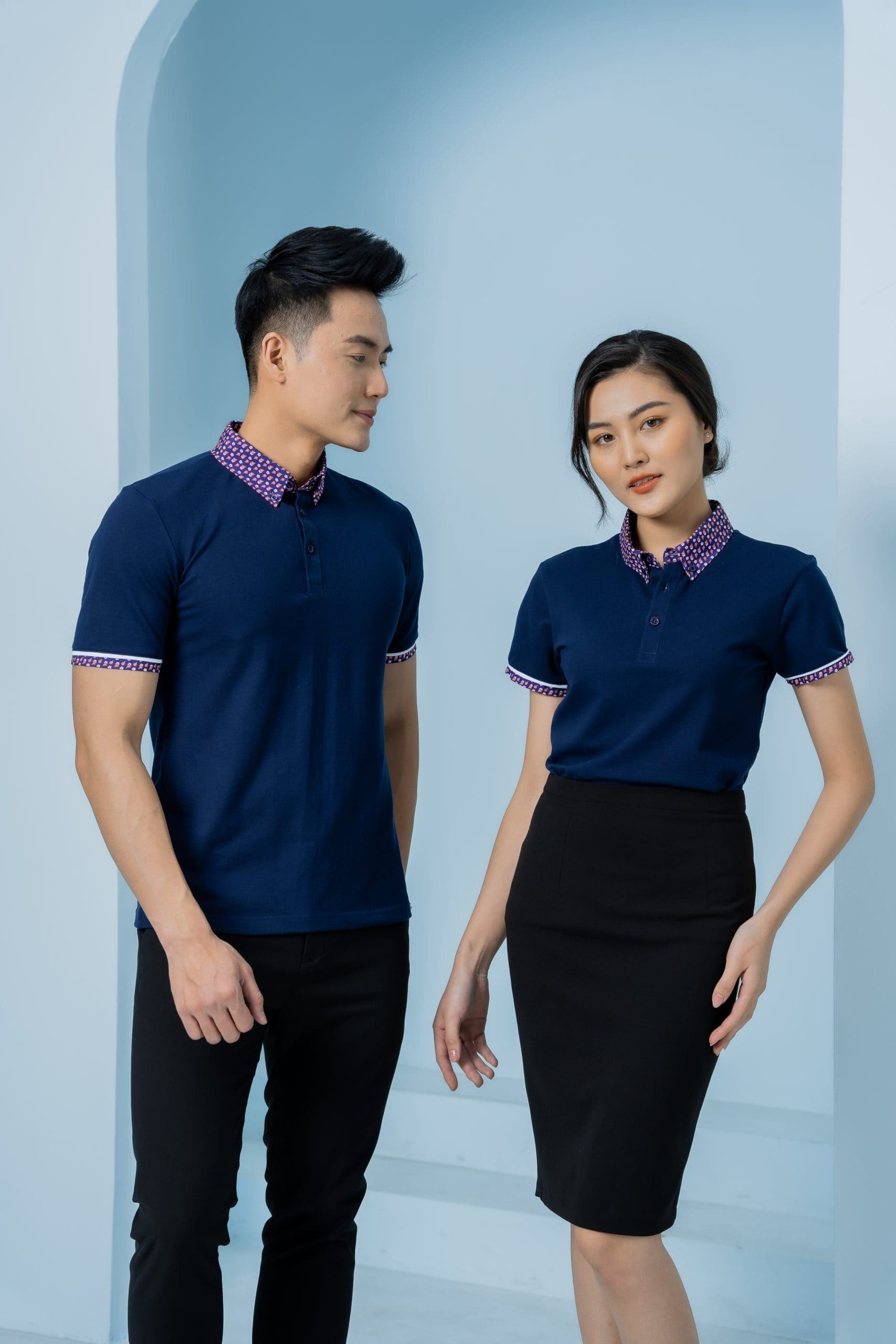 Áo thun đồng phục xanh tím than phối cổ họa tiết
