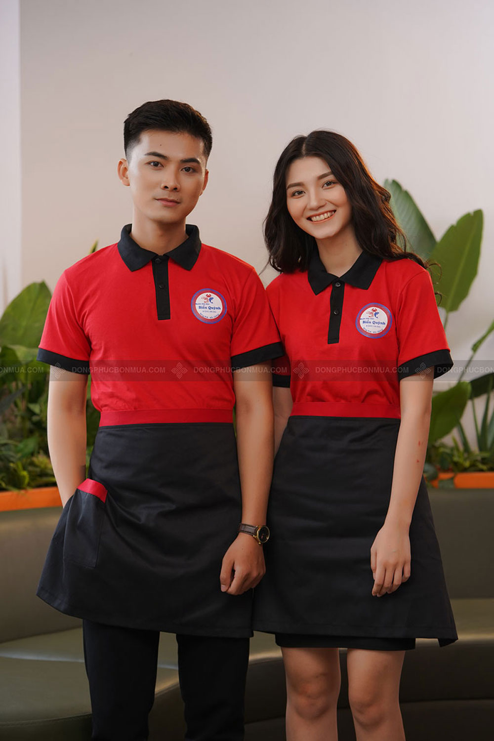 Đồng phục nhân viên nhà hàng màu đỏ phối đen phối tạp dề