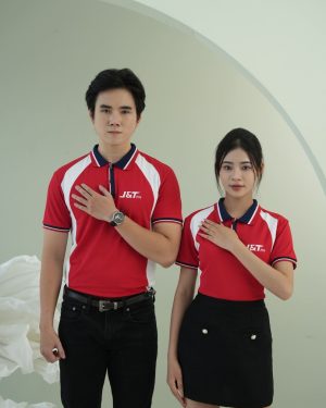 Đồng phục công ty màu đỏ phối trắng và cổ áo pha màu xanh than J&T ph
