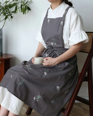 Đồng phục cửa hàng hoa áo phông trắng tay bồng tạp dề váy xám