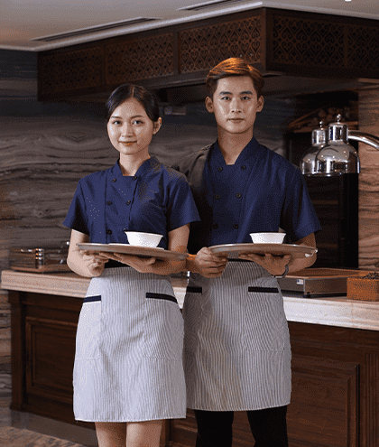 Đồng phục khách sạn sơ mi và tạp dề lửng