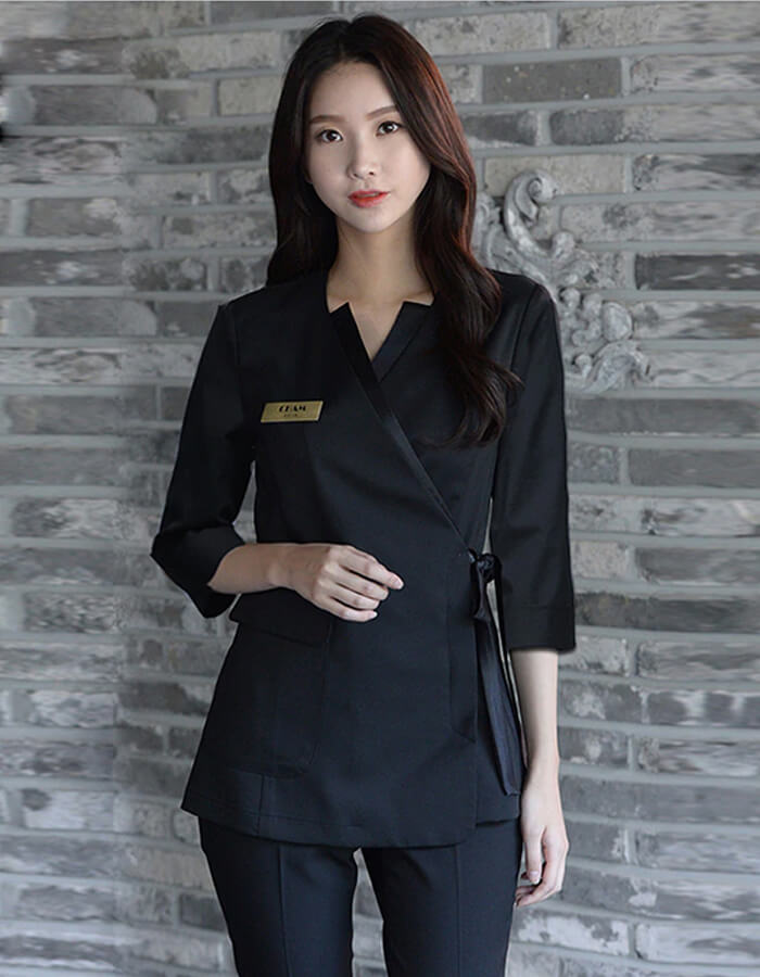 Đồng phục lễ tân spa áo tay lỡ phối quần đen