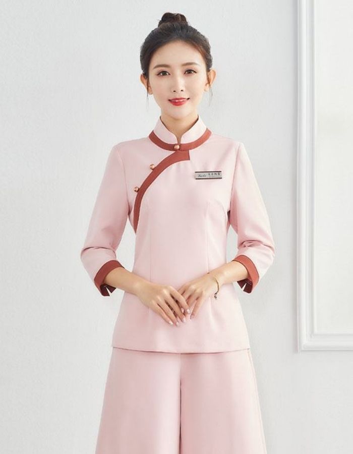 Đồng phục lễ tân spa màu hồng viền cam cuốn hút, form Regular Fit, vải Microfiber