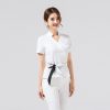 Bộ đồ liền thân màu trắng mang lại sự thanh lịch và chuyên nghiệp cho nhân viên massage