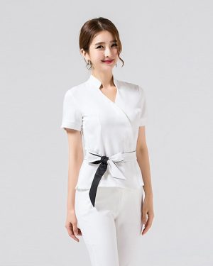 Bộ đồ liền thân màu trắng mang lại sự thanh lịch và chuyên nghiệp cho nhân viên massage