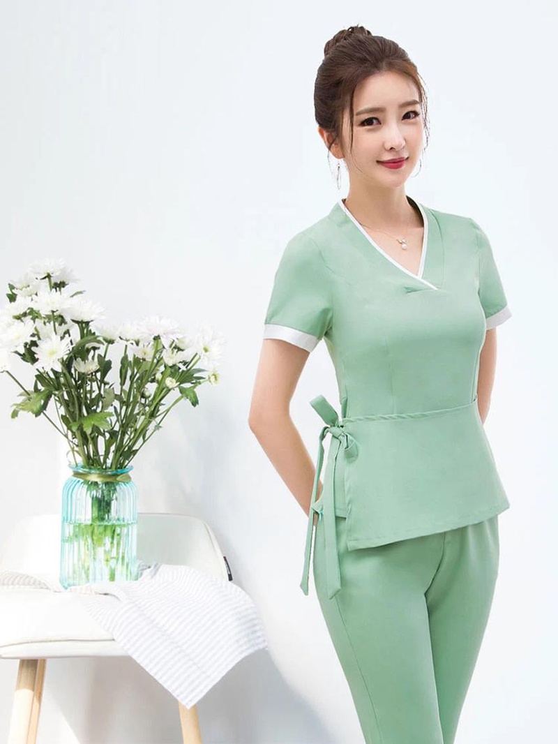 Đồng phục massage áo thun và quần là đồng phục phổ biến nhất hiện nay