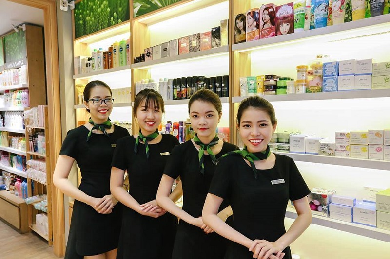 Đồng phục giúp cửa hàng mỹ phẩm gây ấn tượng với khách hàng