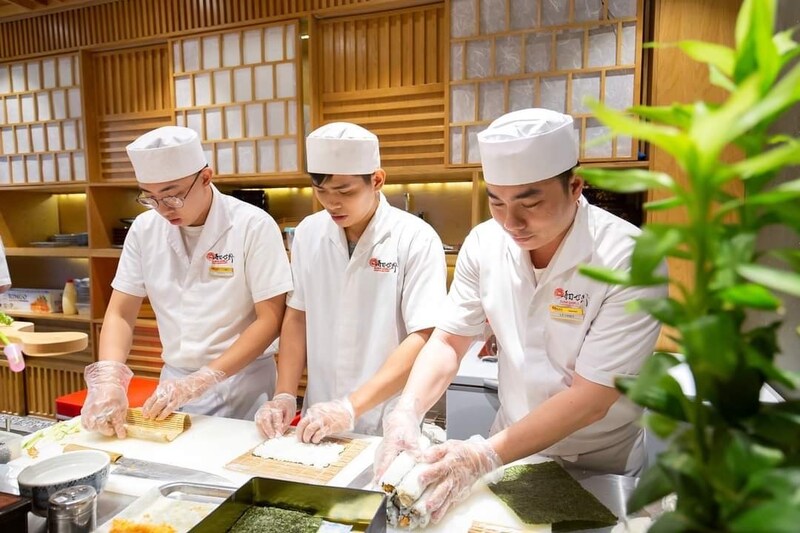 Mẫu đồng phục bếp mang nét đặc trưng cho văn hoá nhà hàng Nhật Bản