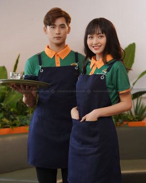 Áo đồng phục nhà hàng xanh lá cây đậm cổ cam phối tạp dề đen