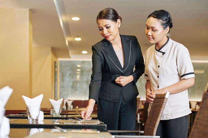 Đồng phục quản lý cần phù hợp với văn hóa và phong cách của khách sạn 