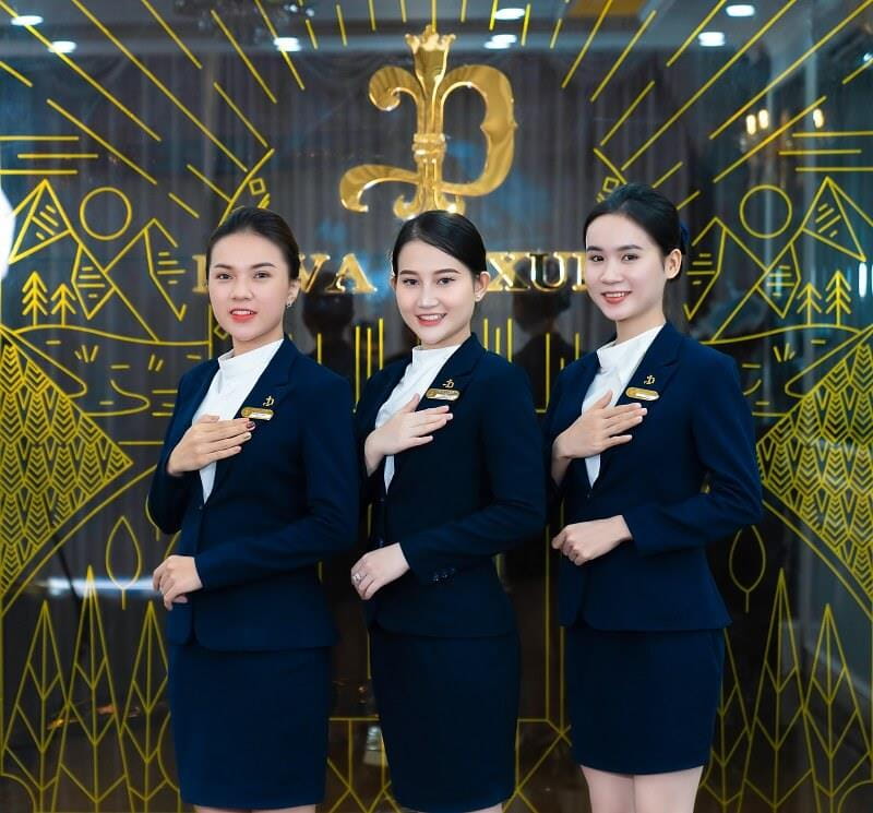 Một mẫu sơ mi phối với chân váy cho nhân viên massage