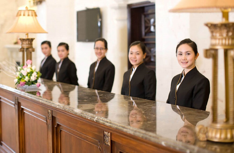 Nhận diện và phân biệt vị trí nhân viên trong resort qua những bộ đồng phục đặc trưng