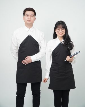 Đồng phục tạp dề màu đen cài lên cúc áo