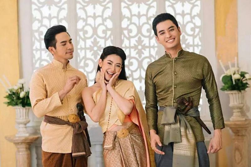 Trang phục truyền thống Lanna mang lại sự sang trọng và quý phái cho nhân viên nam