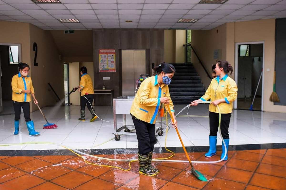 Làm việc ngoài trời nên chọn vải kaki hoặc poly cao cấp