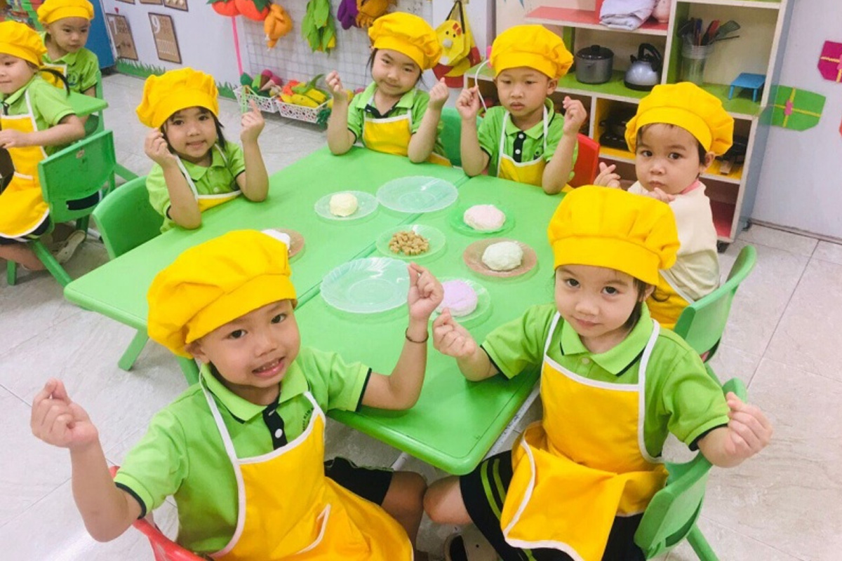 Nên sử dụng tạp dề cho bé trong các hoạt động nấu ăn, vẽ tranh