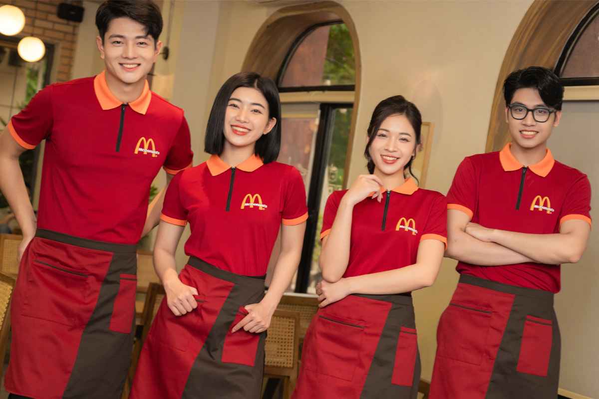 Sử dụng vải kate để may đồng phục nhân viên chạy bàn