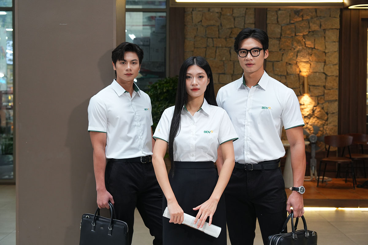 Mẫu áo sơ mi đồng phục công ty ngắn tay thiết kế chuẩn nhận diện