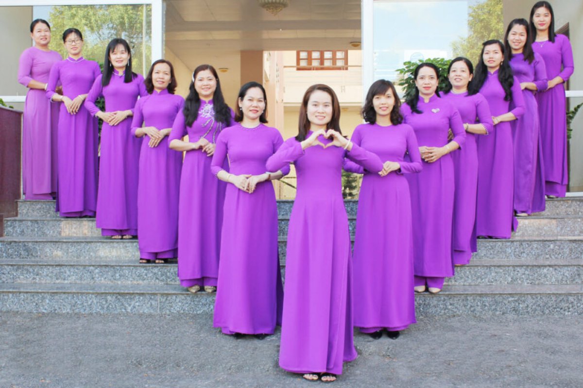 Áo dài công sở thanh lịch gam màu nhã nhặn chuyên nghiệp