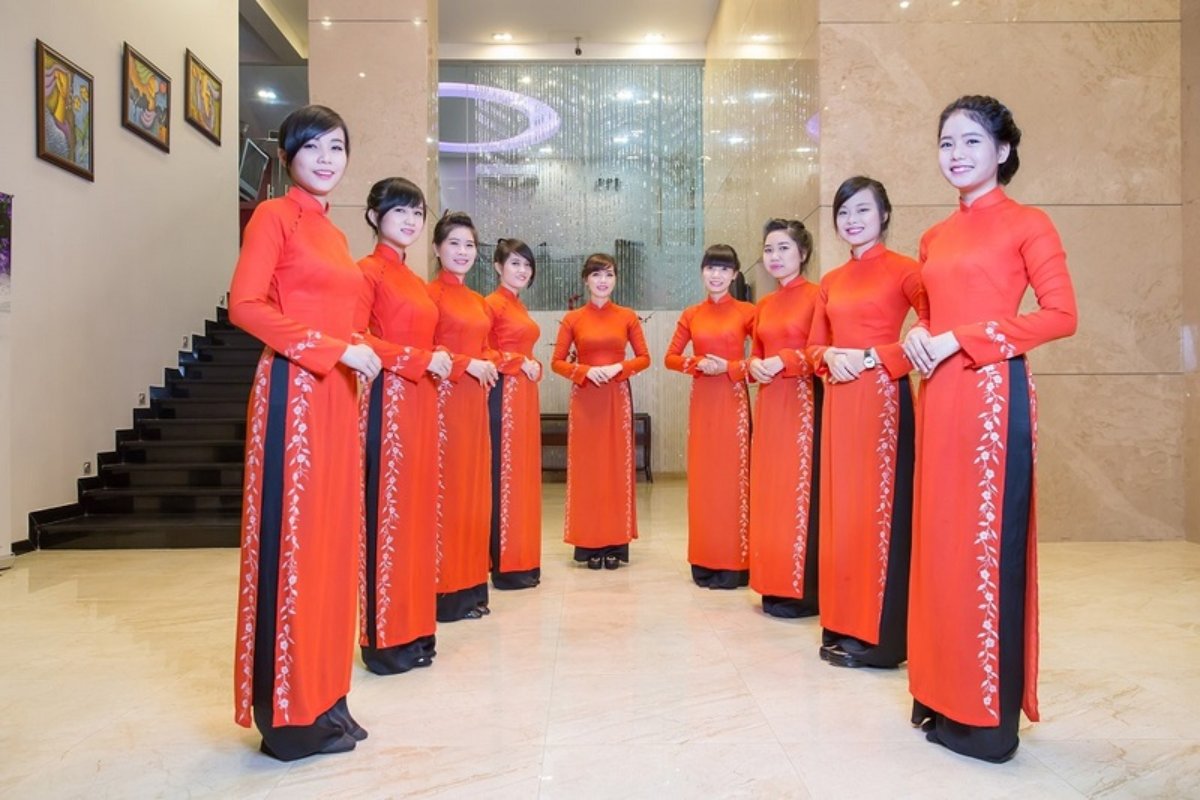 Áo dài lễ tân khách sạn sang trọng chuẩn 5 sao