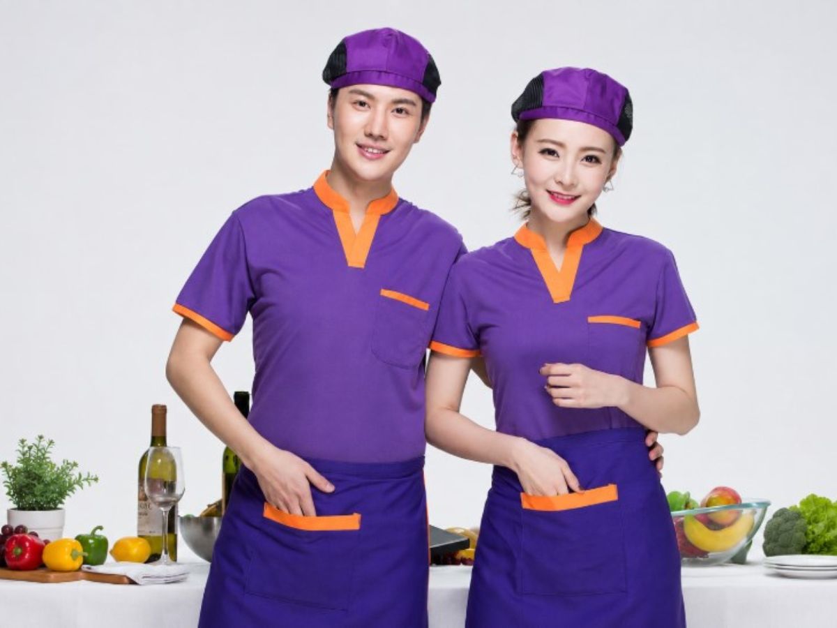 Áo thun đồng phục cổ chữ V phù hợp với các đội nhóm yêu thích sự năng động