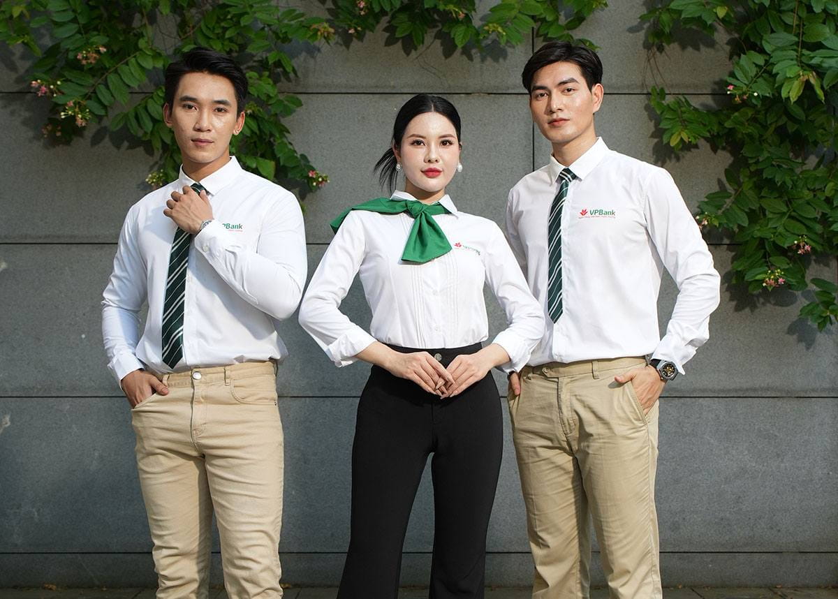 Chi tiết nơ cổ tạo điểm nhấn nữ tính nhưng vẫn giữ được tính chuyên nghiệp