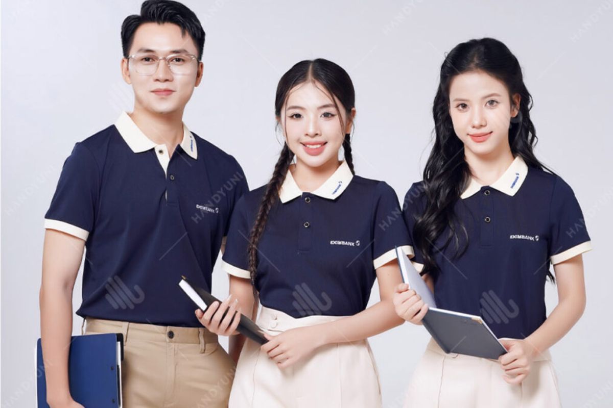 Đồng phục áo thun có cổ màu xanh thanh lịch mang lại cảm giác tin cậy, trẻ trung và chuyên nghiệp cho đội ngũ nhân sự
