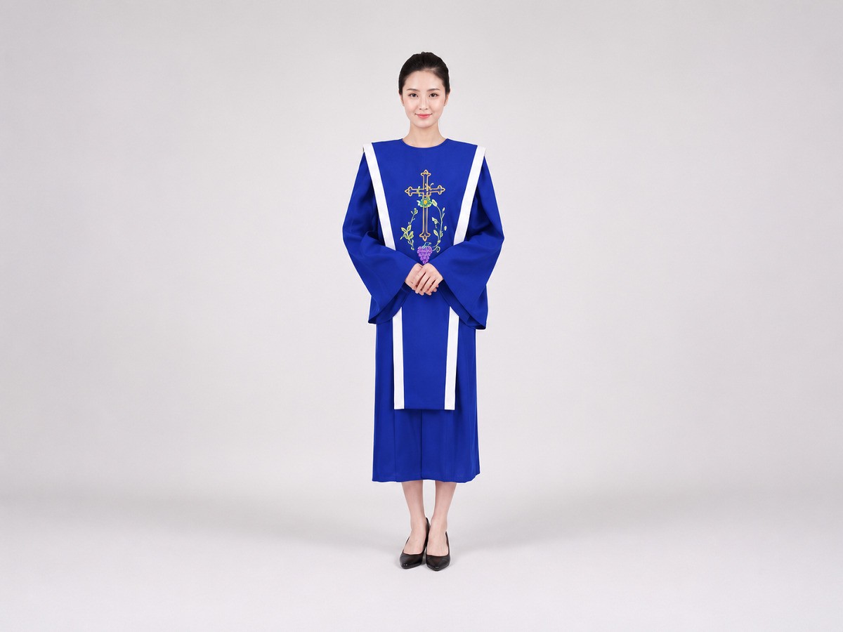 Áo ca đoàn dáng Alba tạo cảm giác thanh thoát, trang trọng