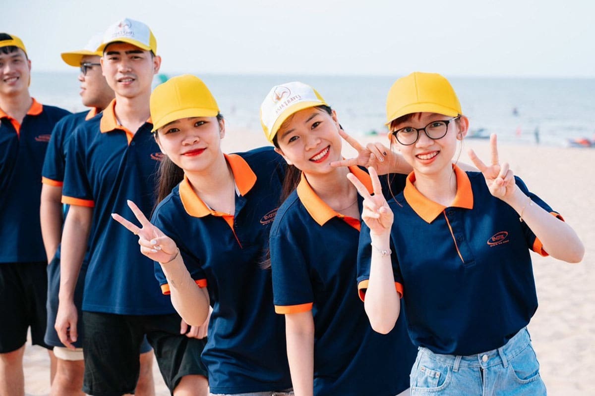 Áo nhóm du lịch biển sử dụng gam màu tươi sáng, họa tiết nổi bật tạo điểm nhấn khi chụp ảnh