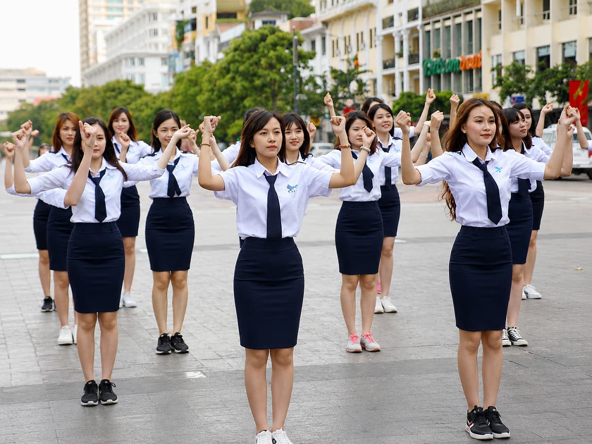 Chân váy bút chì tôn lên đường cong cơ thể