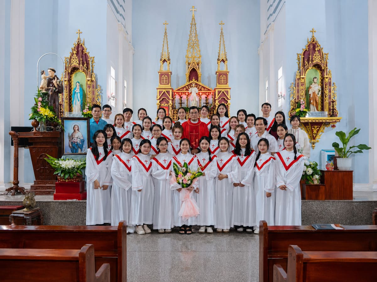 Mẫu áo ca đoàn phối viền màu tạo điểm nhấn nhưng vẫn giữ được sự chuẩn mực