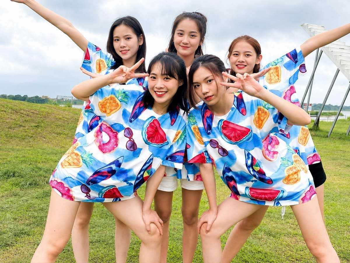 Mẫu áo nhóm đi biển ưu tiên sử dụng những gam màu tươi sáng
