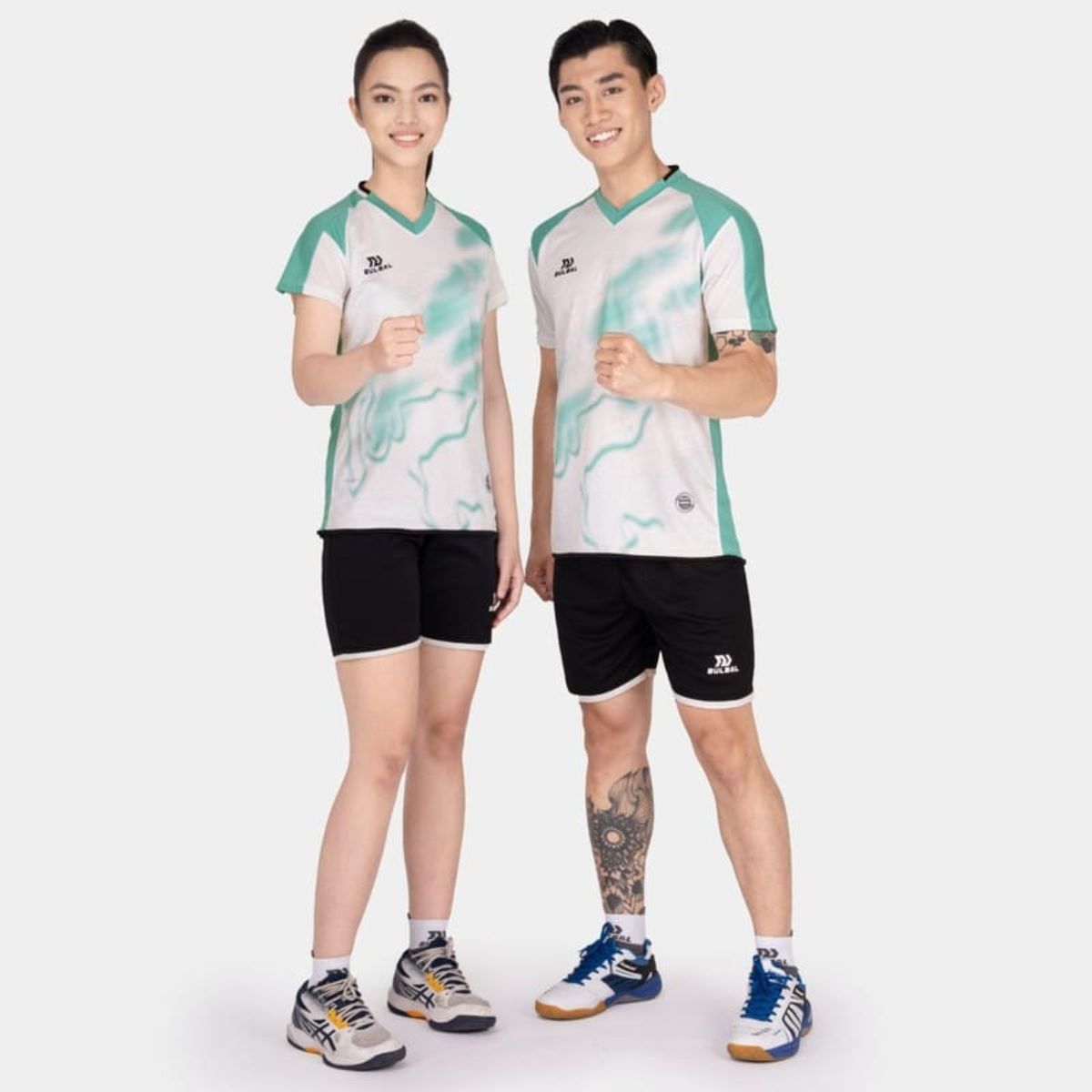 Thiết kế cổ tim hiện đại, tạo điểm nhấn nổi bật cho đồng phục