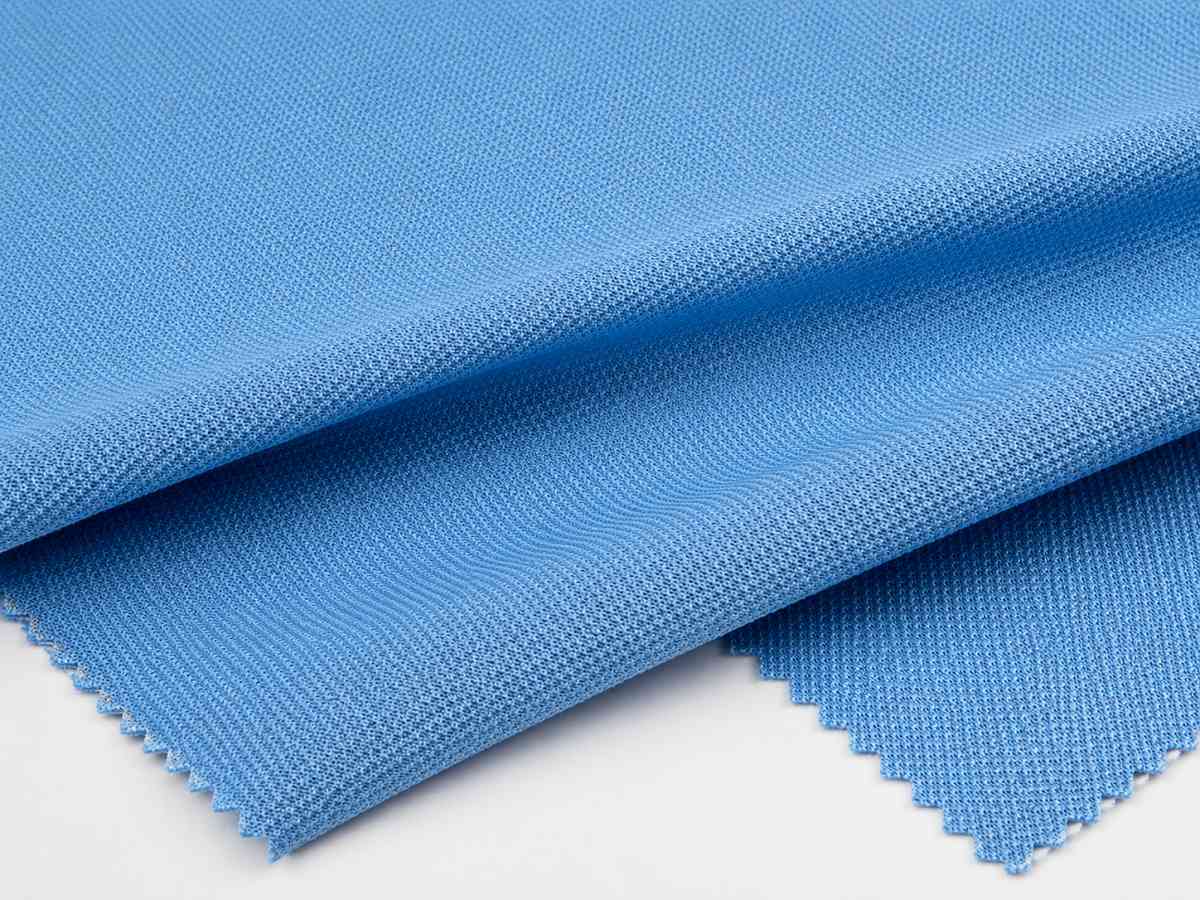 Vải cá sấu thường được sử dụng để may áo polo