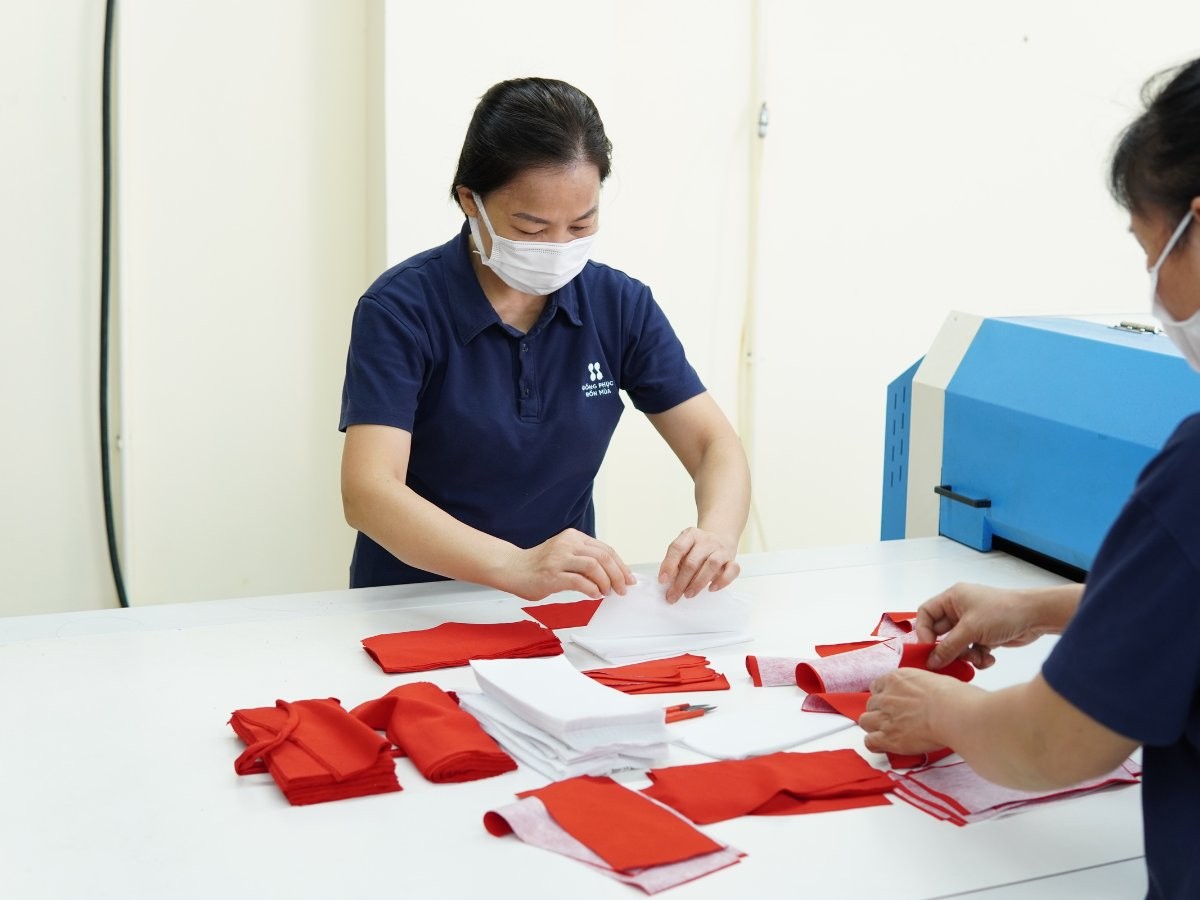 Xưởng may Handy Uni sản xuất áo nhóm theo yêu cầu với quy trình chuyên nghiệp