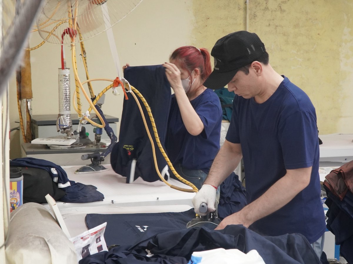 Handy Uni đồng hành cùng nhà trường trong quá trình thiết kế và sản xuất áo khoác đồng phục