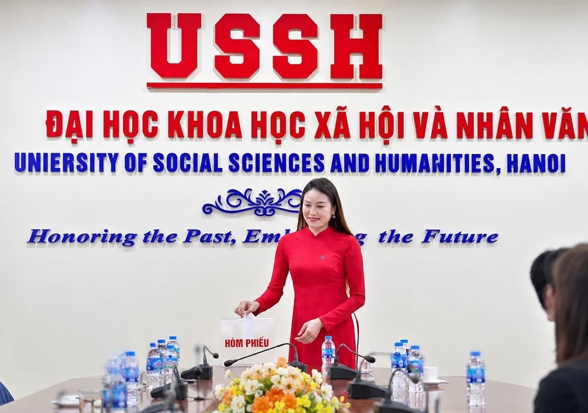 Áo dài đỏ đồng phục của giảng viên mang đậm nét truyền thống