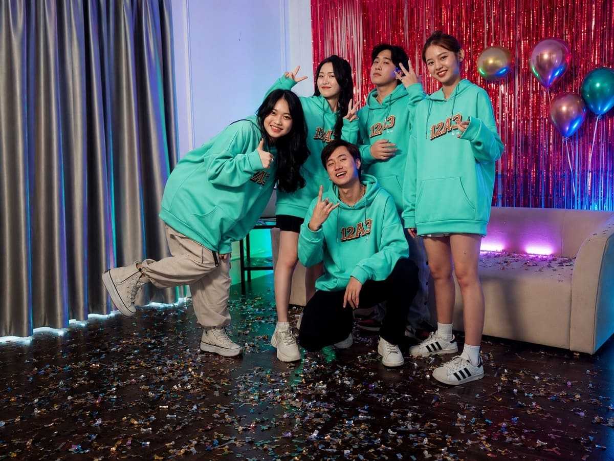Áo hoodie xanh ngọc mang đến phong cách năng động, cá tính 