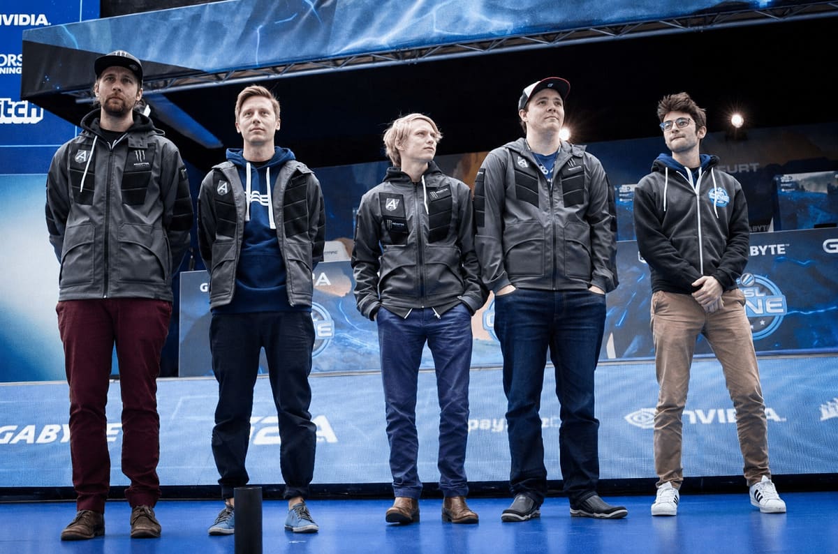 Áo Jacket khóa kéo mang phong cách thể thao