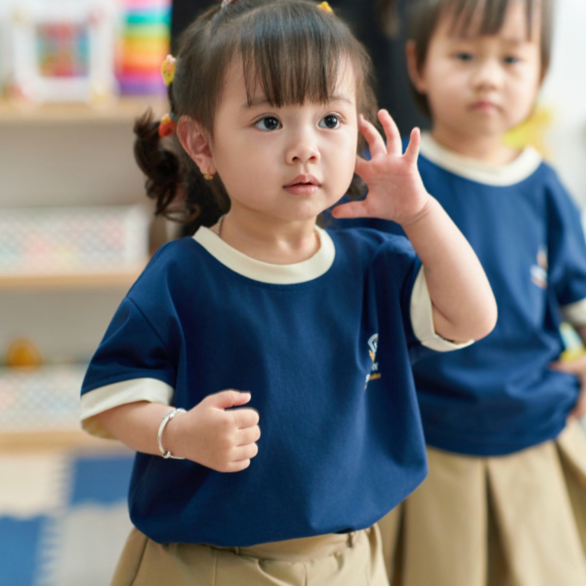 Áo lớp xanh đen phối màu tươi sáng, phù hợp với học sinh mầm non