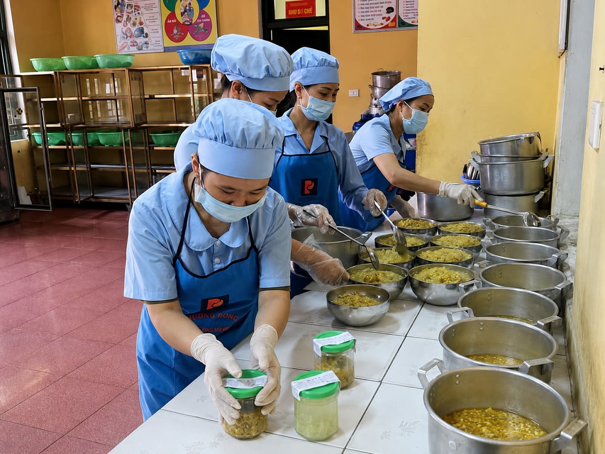 Đồng phục cô cấp dưỡng phom áo nên rộng vừa phải
