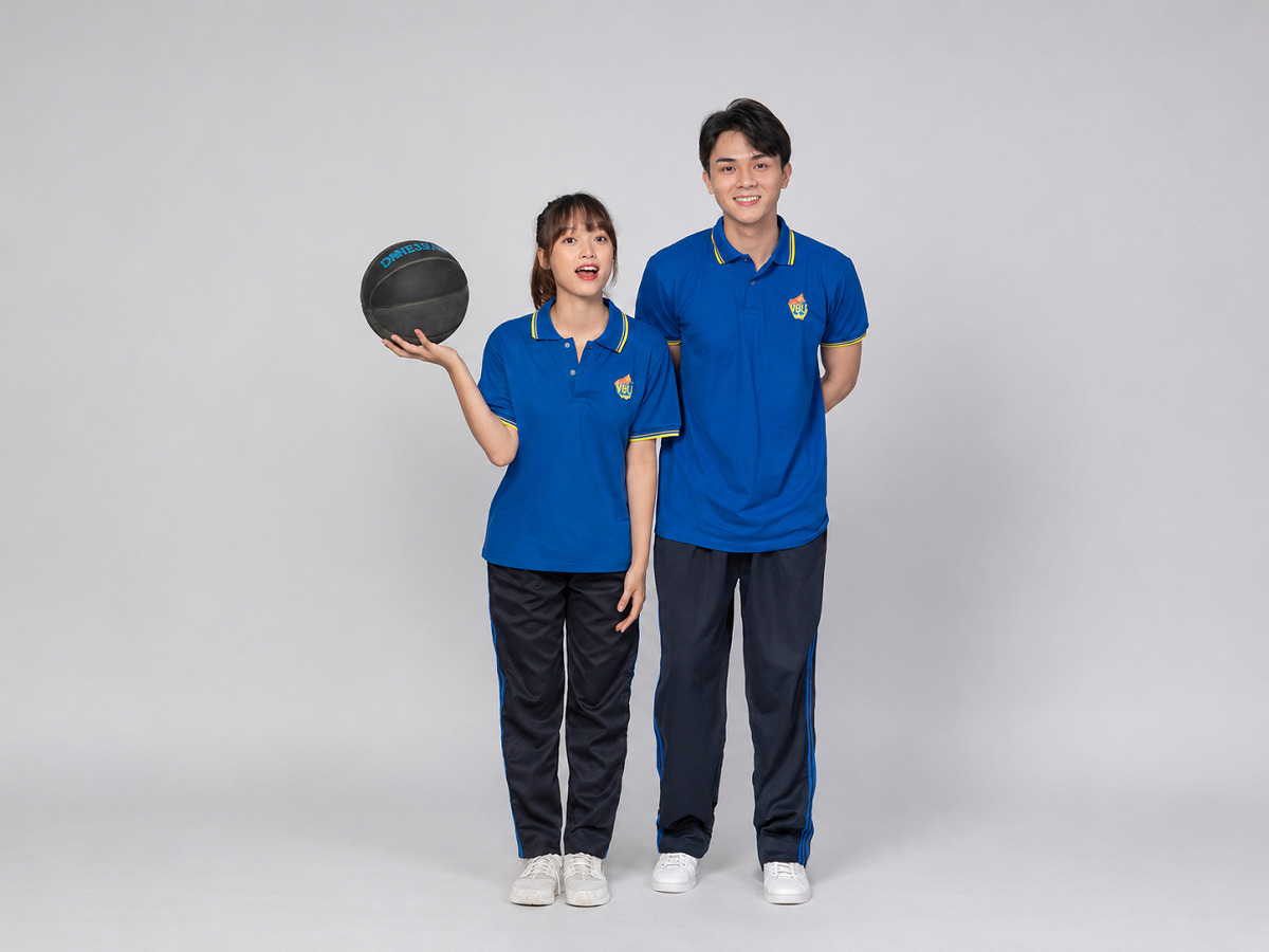 Đồng phục thể dục có thể kết hợp áo polo với quần dài thể thao