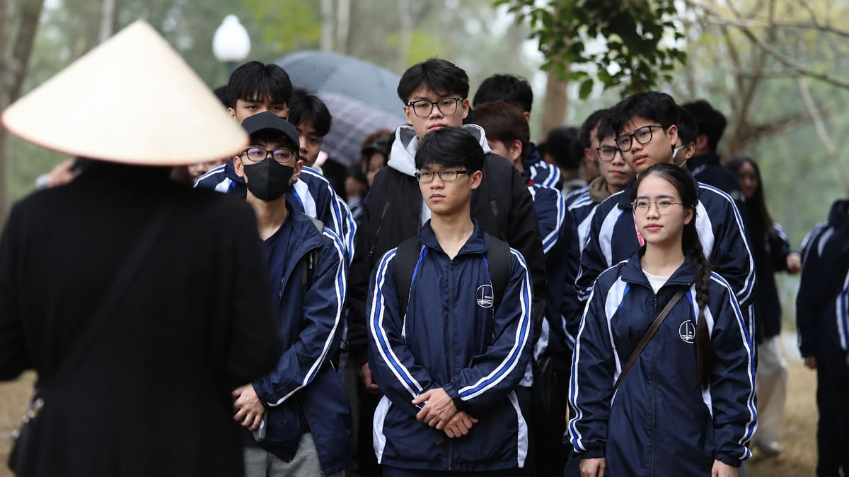 Mẫu áo khoác mùa đông USSH Hà Nội nổi bật với tone xanh navy