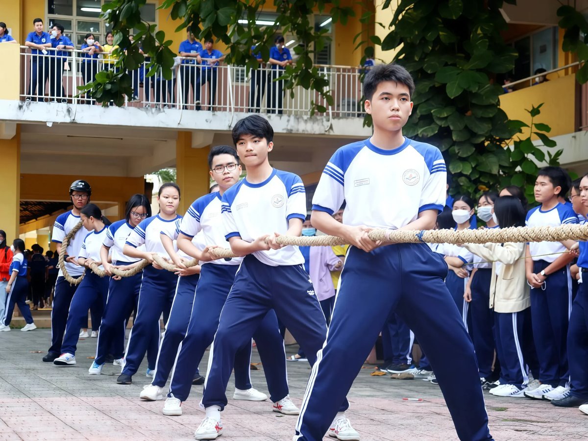 Mẫu đồng phục thể dục THCS thiết kế khỏe khoắn, phù hợp lứa tuổi học sinh