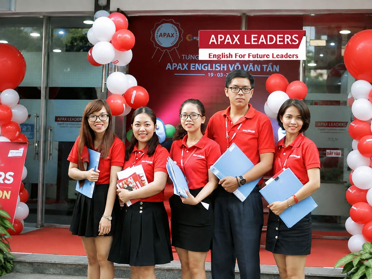 Nên chọn áo polo đồng phục cho giáo viên và tư vấn viên