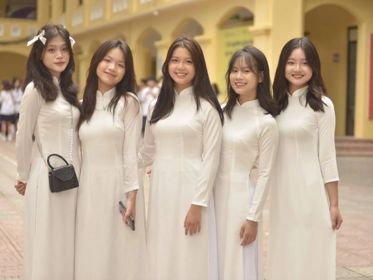 Nữ sinh PTNK duyên dáng với mẫu áo dài đồng phục thanh lịch
