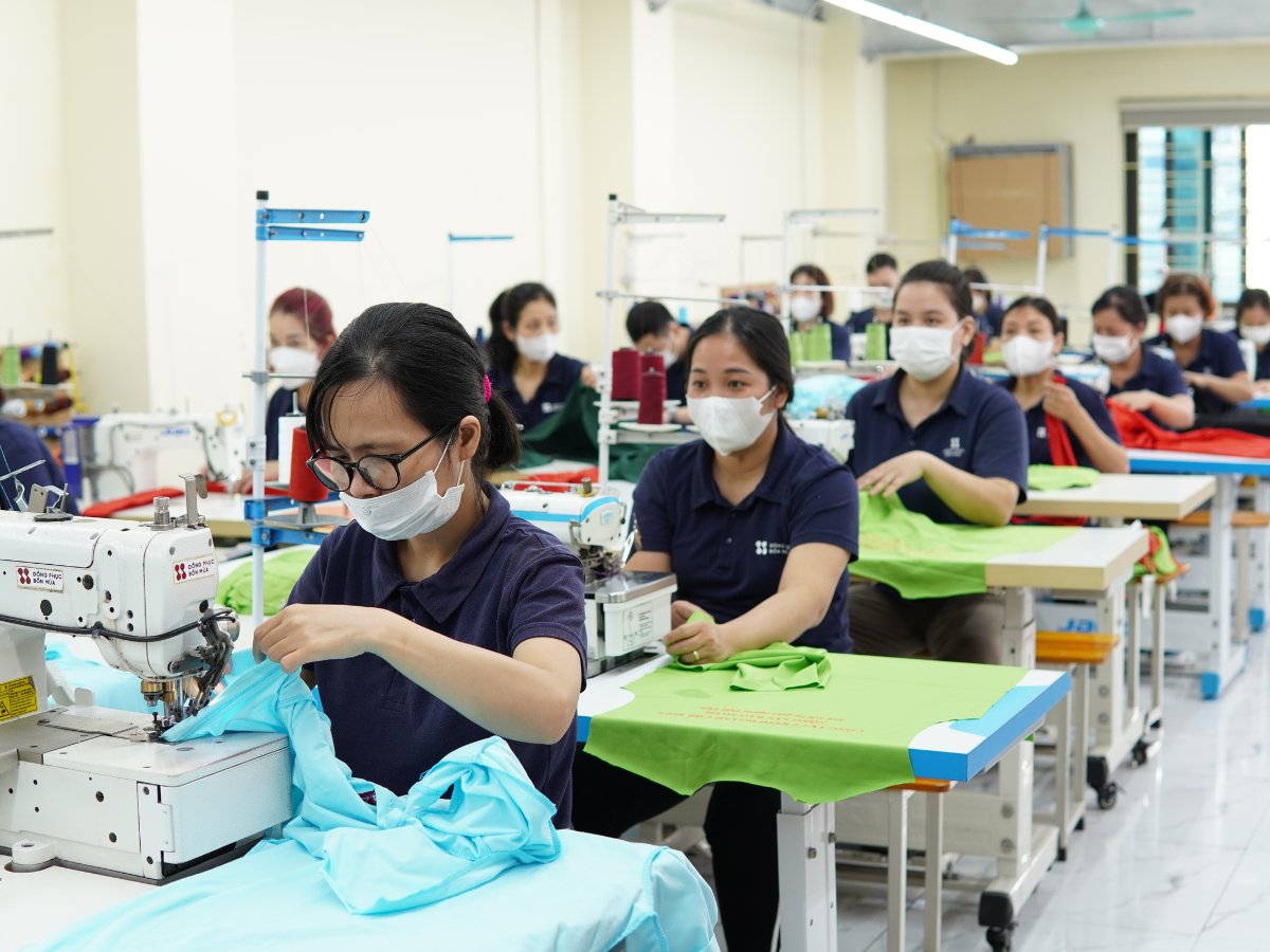 Quy trình đặt may được triển khai từ tư vấn, duyệt mẫu đến sản xuất và bàn giao
