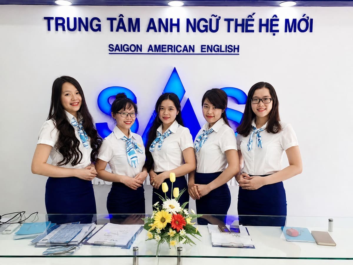 Set sơ mi kết hợp chân váy hoặc quần tây phù hợp cho khối văn phòng
