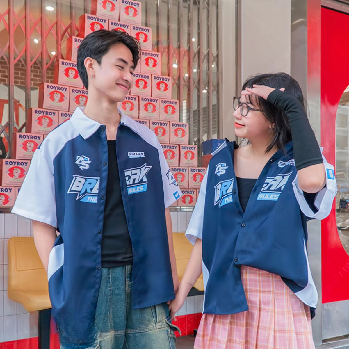 Sơ mi xanh đen mang đến diện mạo mới mẻ, khác biệt