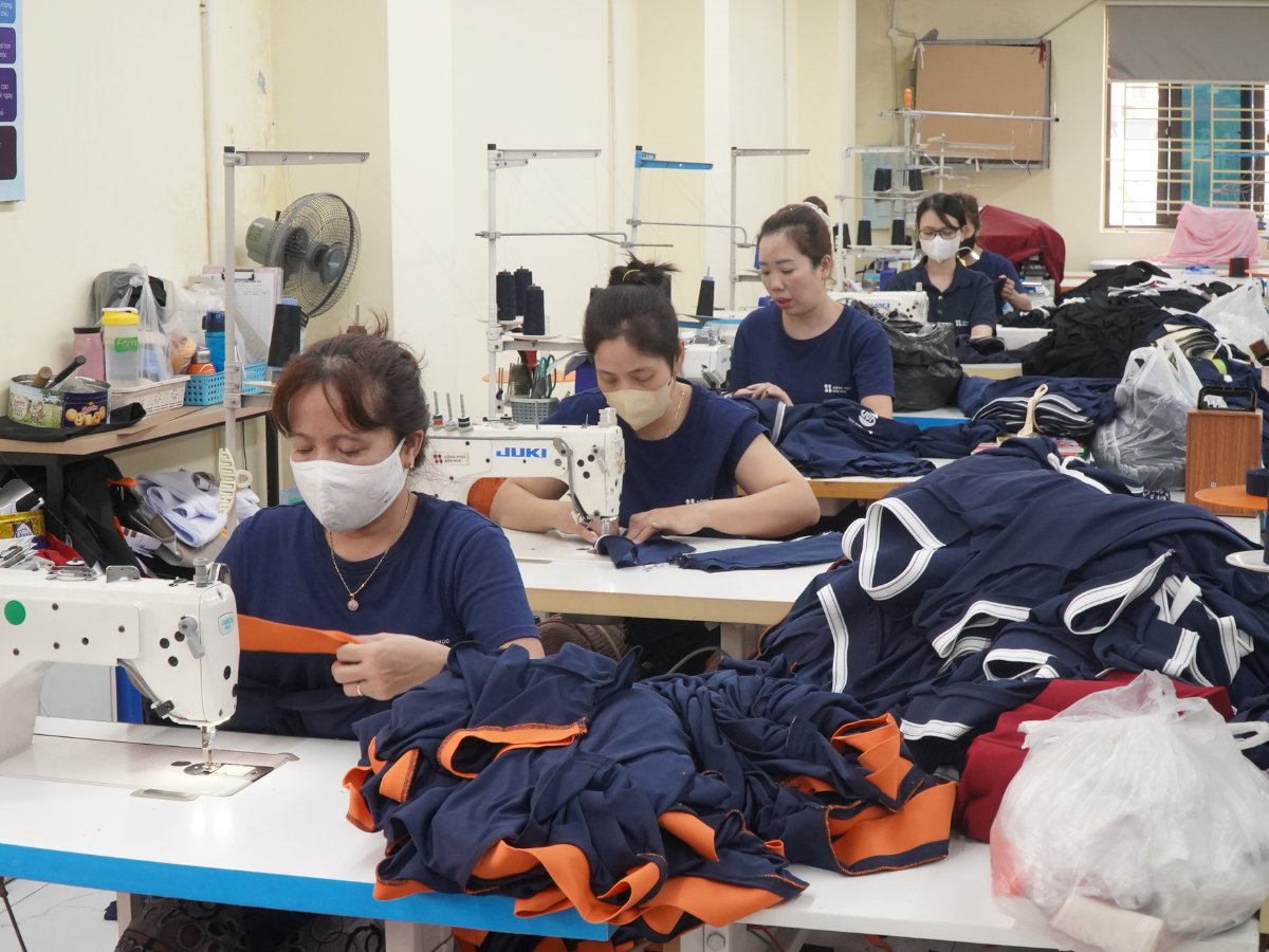Xưởng Handy Uni chủ động quy trình sản xuất và hoàn thiện đồng phục